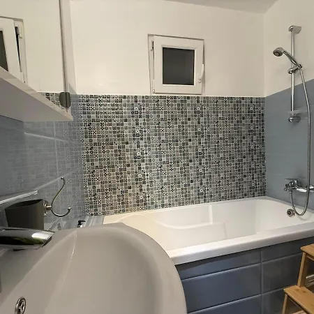 Cozy Center Apartment